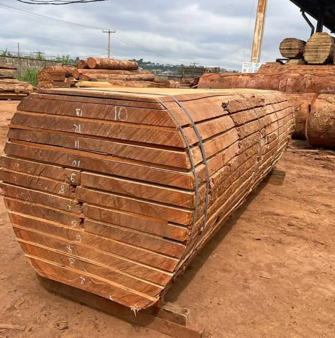 Enorme fardo de tablones de madera, listos para ser transportados desde el aserradero para su comercialización.