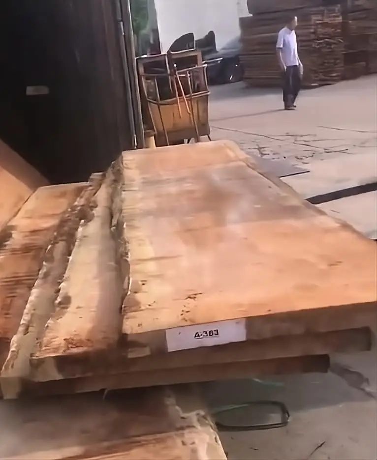 Losas de madera maciza con borde natural. Venta de material para mesas y muebles de diseño único. Tablas de madera, madera rústica, carpintería.